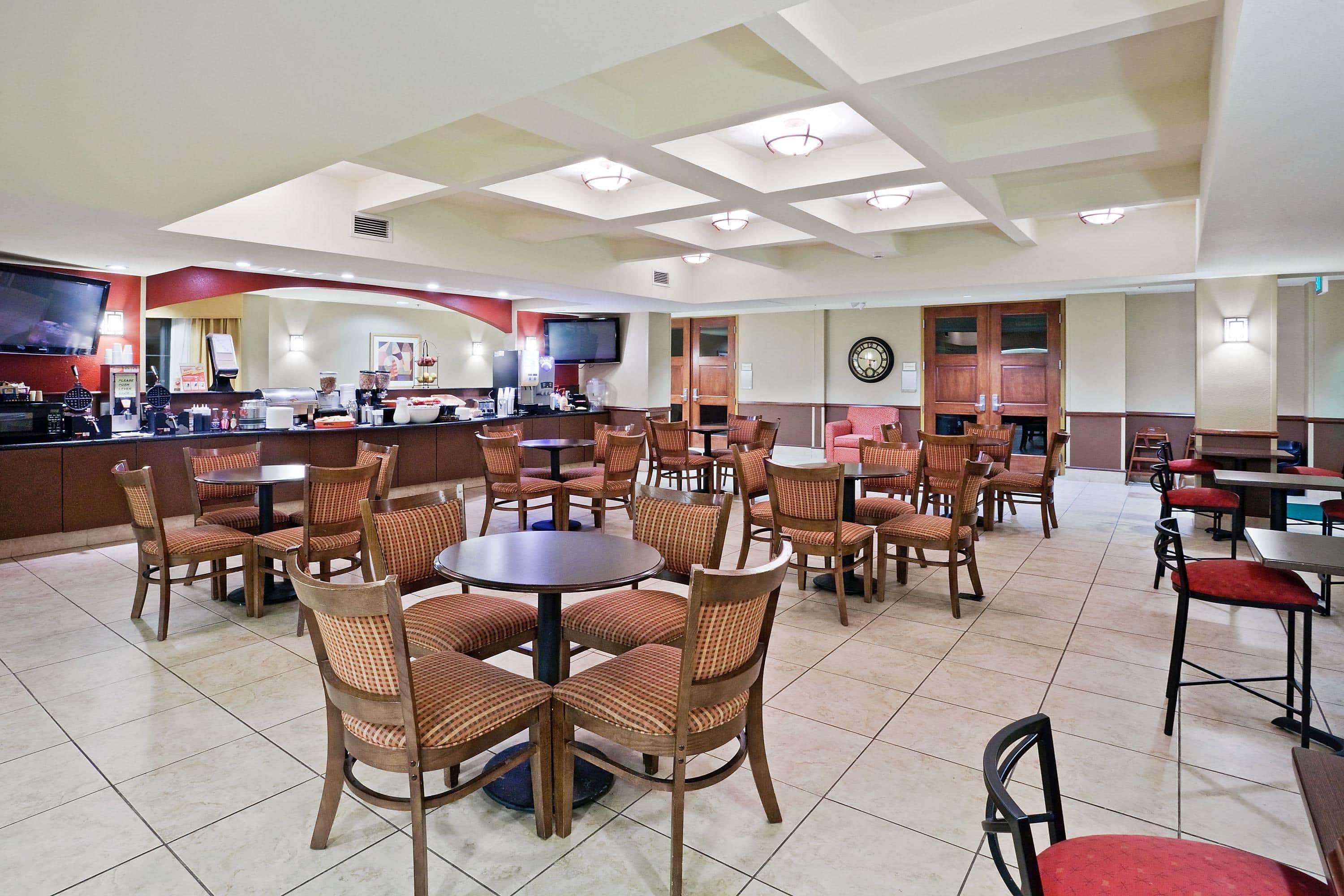 La Quinta By Wyndham Olathe Hotel Exterior photo