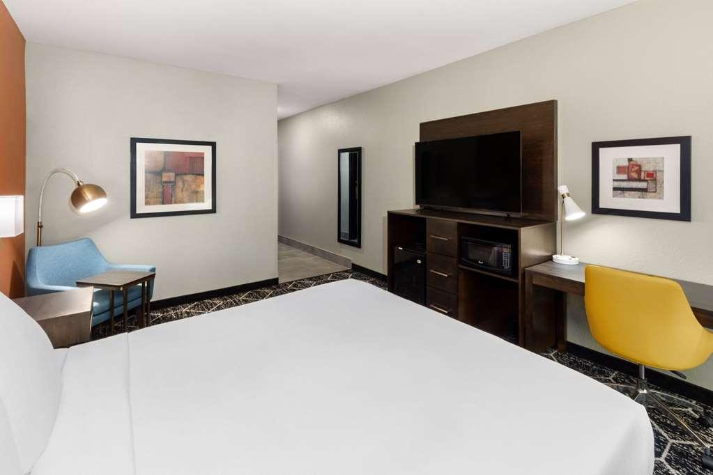 La Quinta By Wyndham Olathe Hotel Room photo