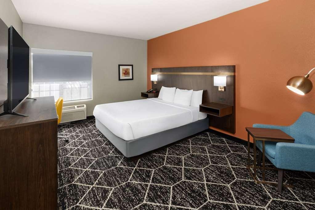 La Quinta By Wyndham Olathe Hotel Room photo