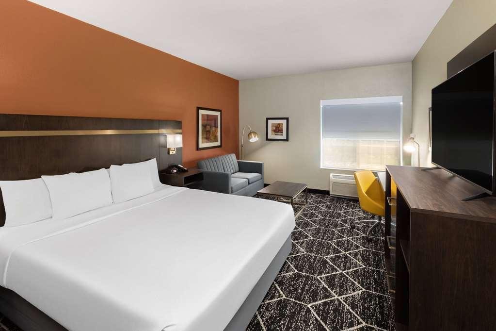 La Quinta By Wyndham Olathe Hotel Room photo