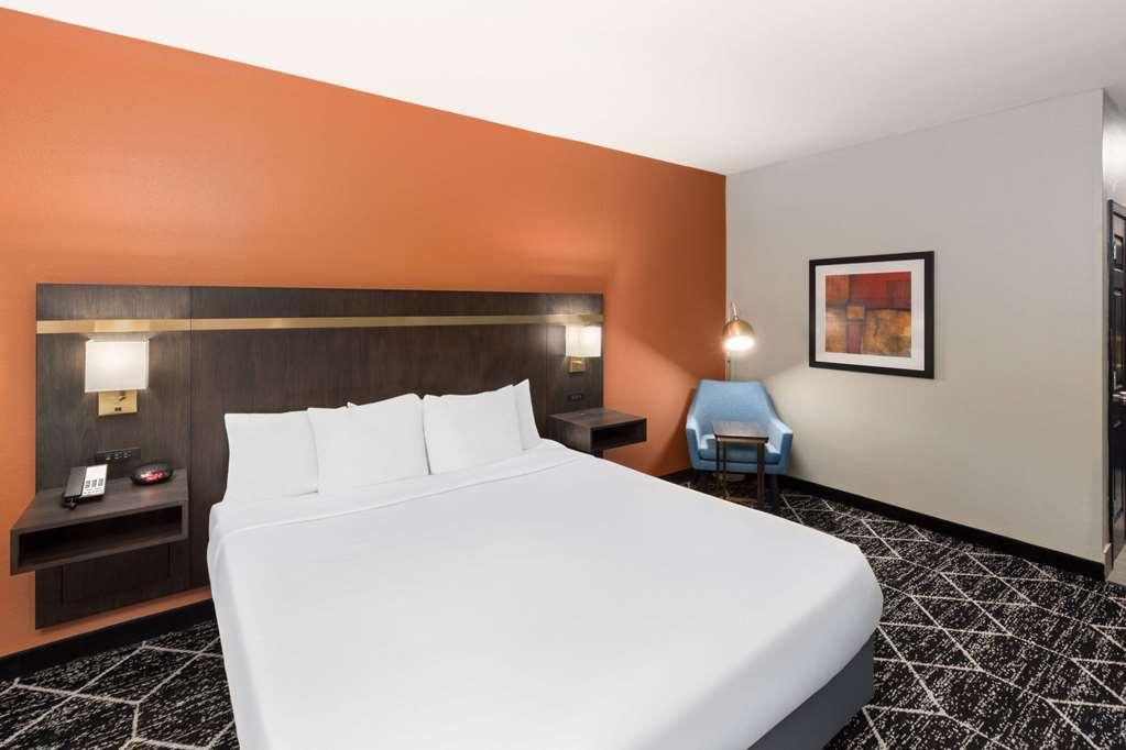 La Quinta By Wyndham Olathe Hotel Room photo