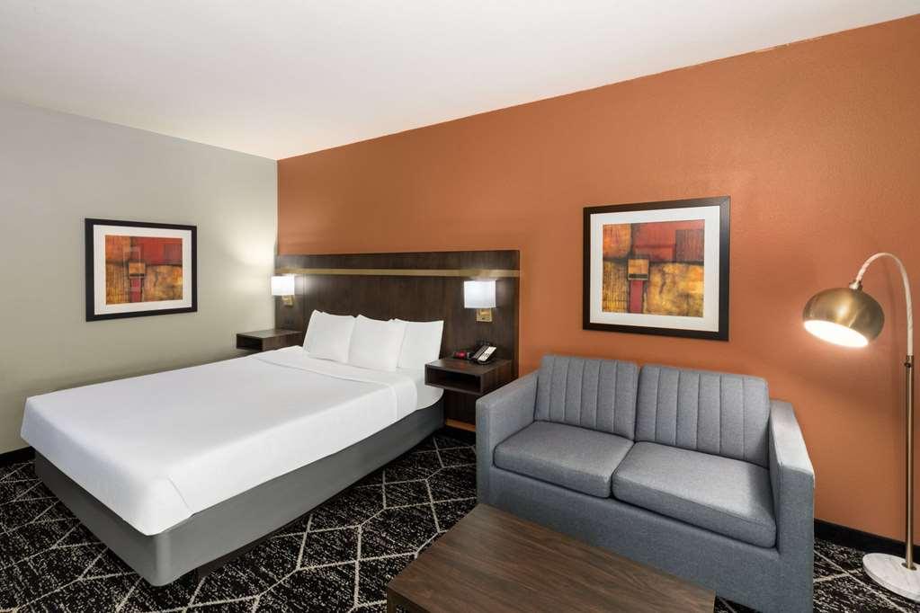 La Quinta By Wyndham Olathe Hotel Room photo