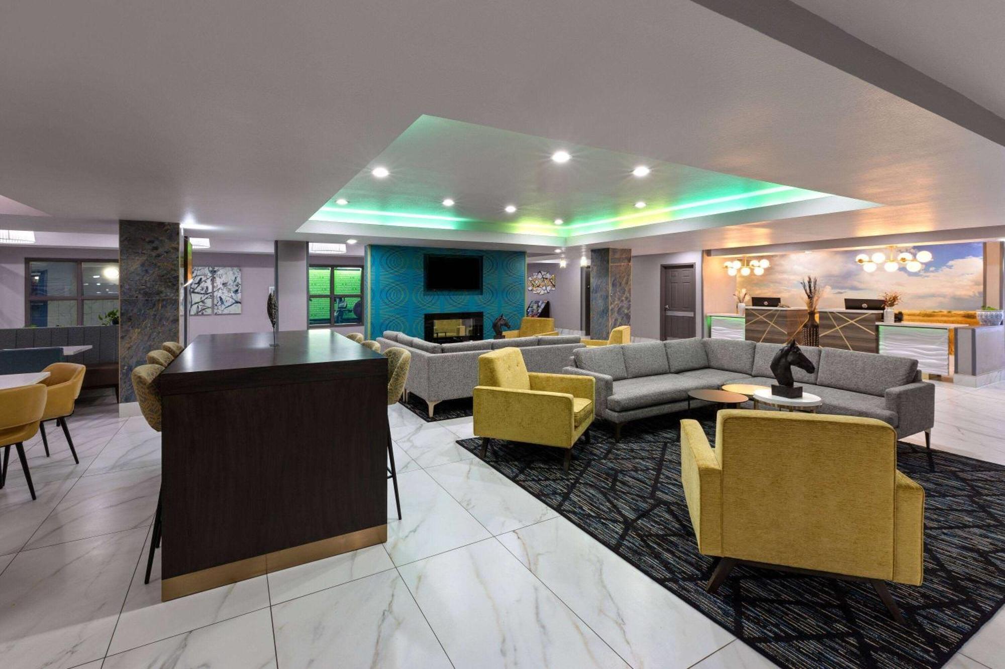La Quinta By Wyndham Olathe Hotel Exterior photo