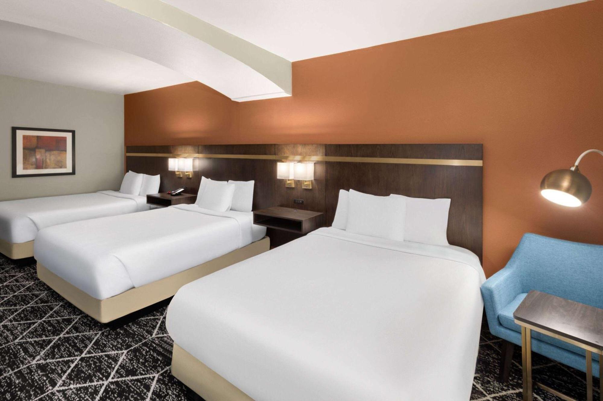 La Quinta By Wyndham Olathe Hotel Exterior photo