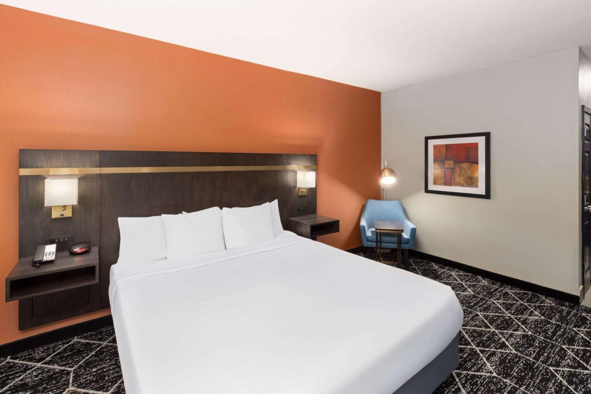 La Quinta By Wyndham Olathe Hotel Exterior photo