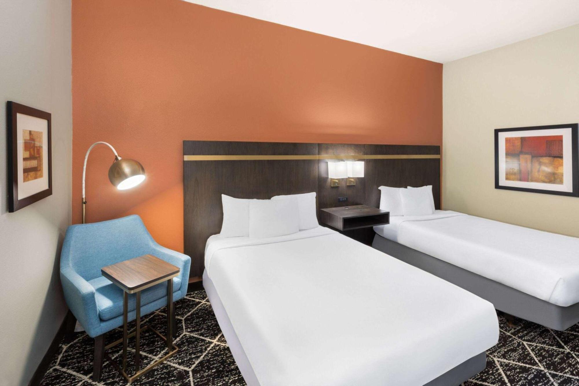 La Quinta By Wyndham Olathe Hotel Exterior photo