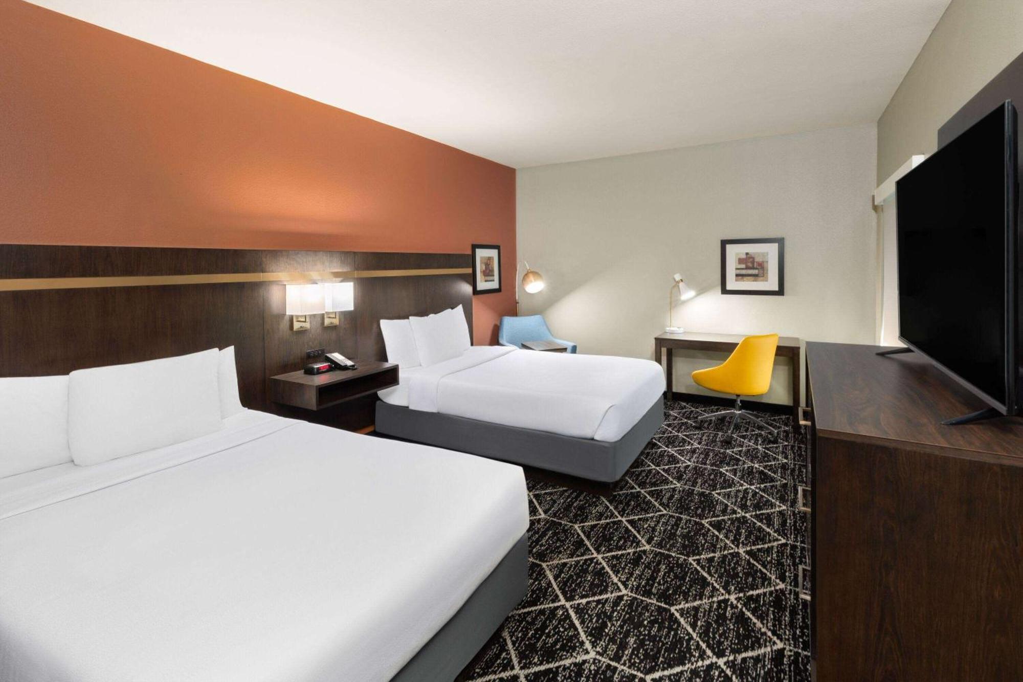 La Quinta By Wyndham Olathe Hotel Exterior photo