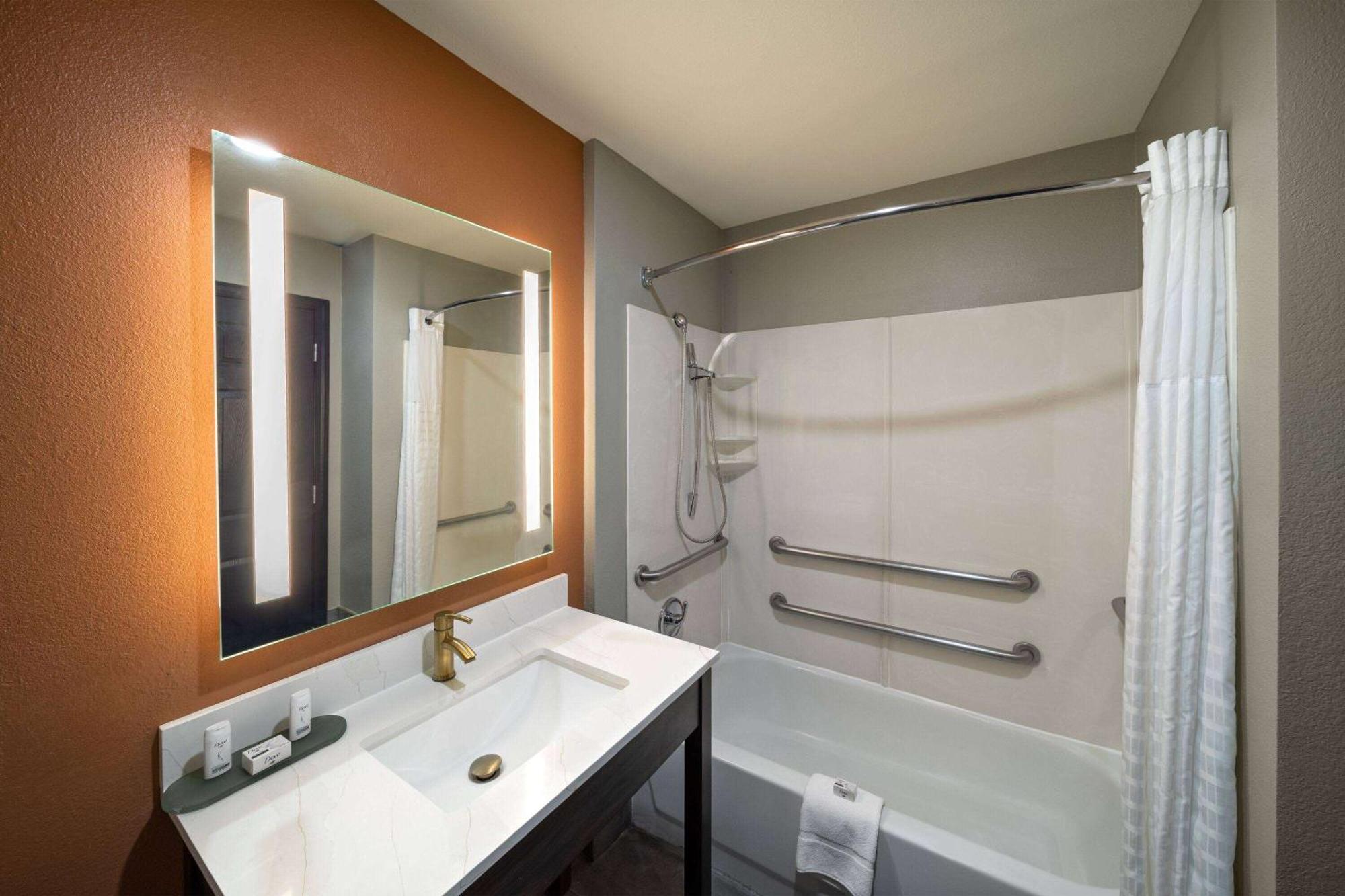 La Quinta By Wyndham Olathe Hotel Exterior photo