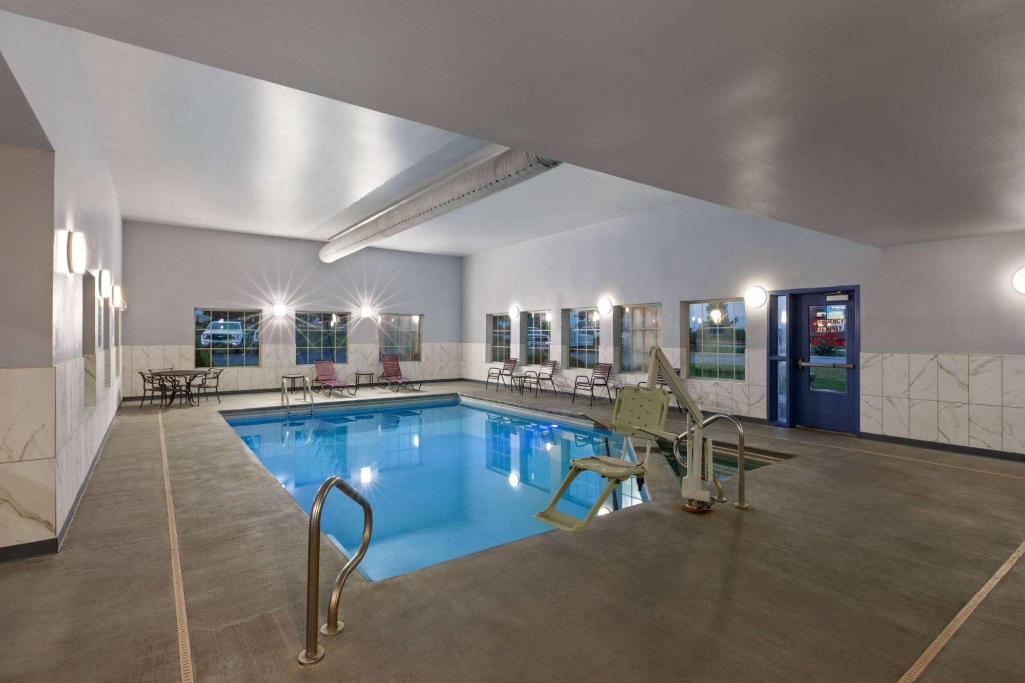 La Quinta By Wyndham Olathe Hotel Exterior photo