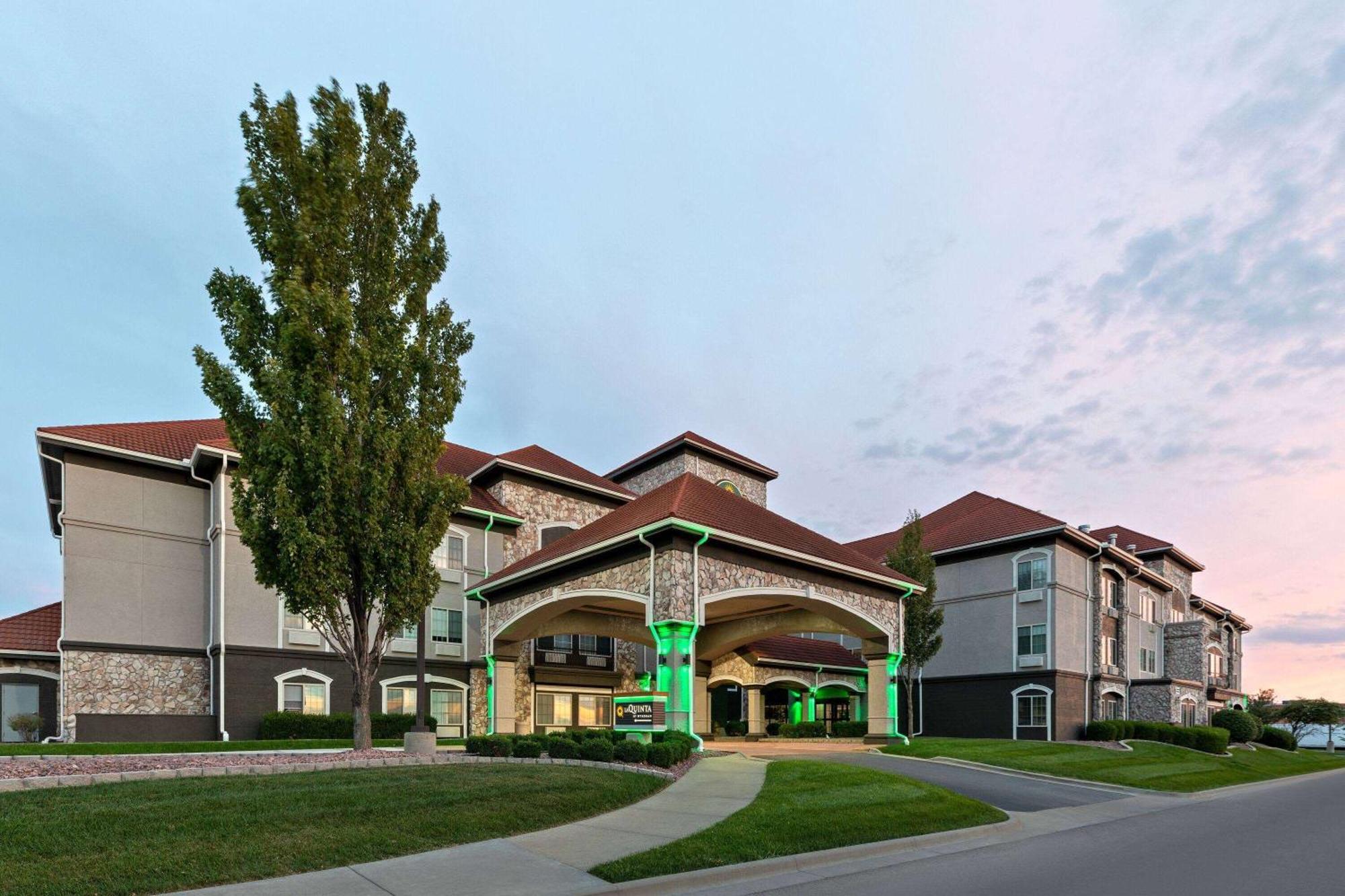 La Quinta By Wyndham Olathe Hotel Exterior photo