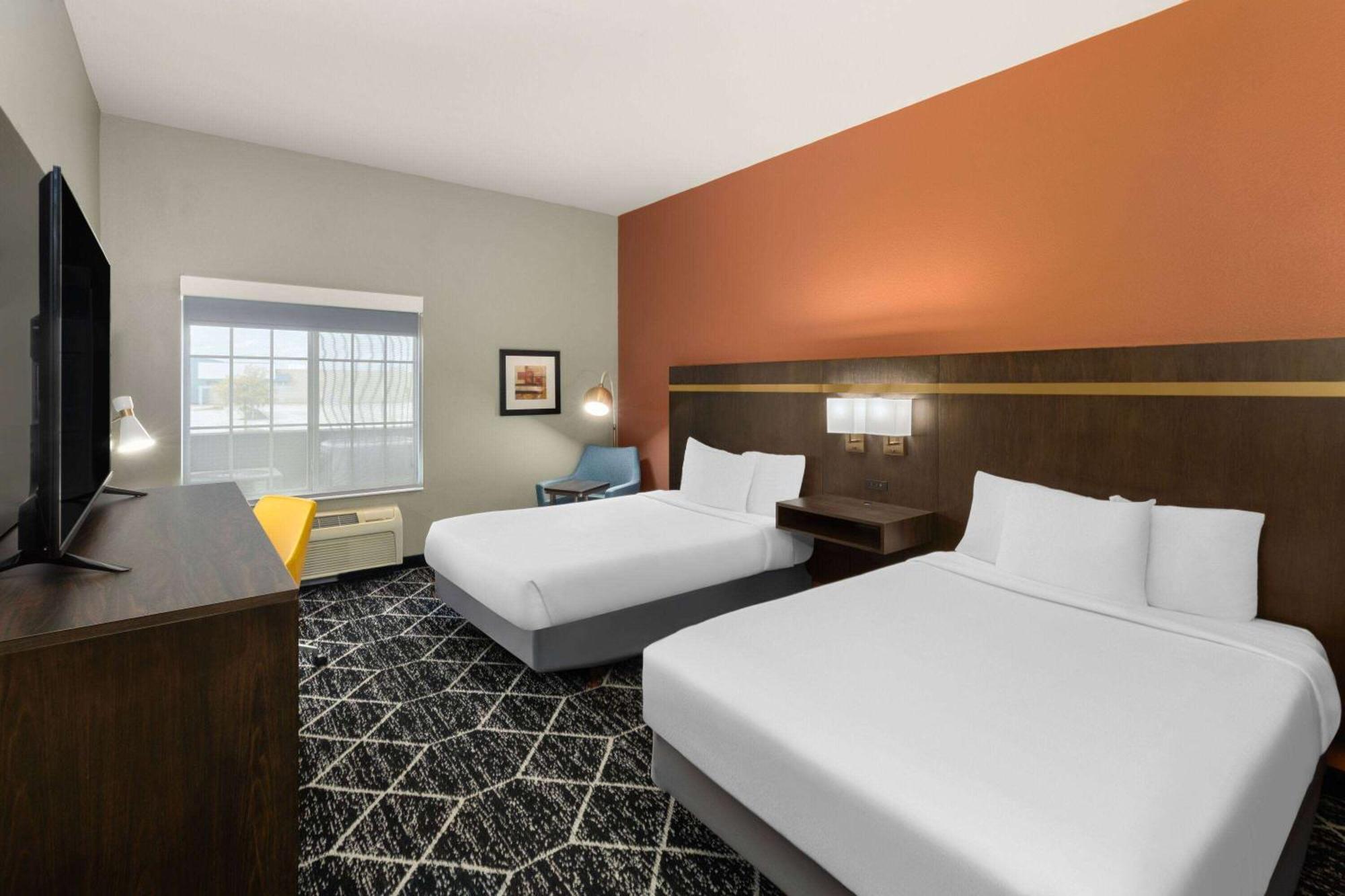 La Quinta By Wyndham Olathe Hotel Exterior photo